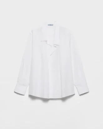 象徴的なメタルプレートをあしらったサングラス