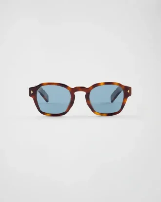 象徴的なメタルプレートをあしらったサングラス