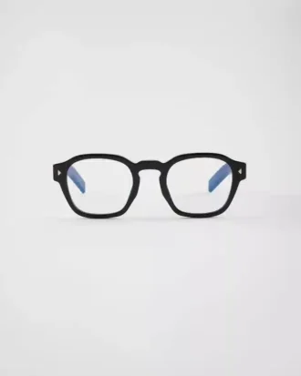 象徴的なメタルプレートをあしらったサングラス