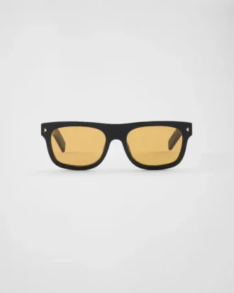 象徴的なメタルプレートをあしらったサングラス