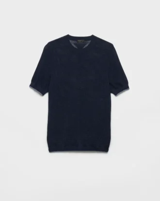 象徴的なメタルプレートをあしらったサングラス