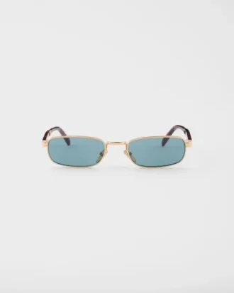 象徴的なメタルプレートをあしらったサングラス