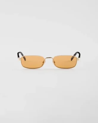 象徴的なメタルプレートをあしらったサングラス