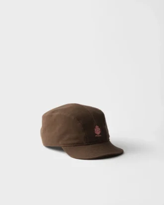 象徴的なメタルプレートをあしらったサングラス