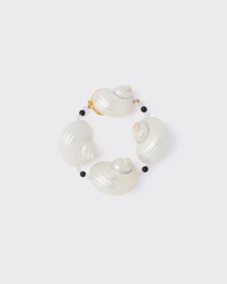 貝殻をあしらったシルバーブレスレット