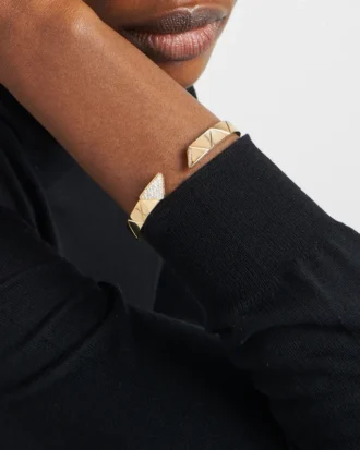 ダイヤモンドをあしらったイエローゴールド製「エターナル・ゴールド」バングルブレスレット