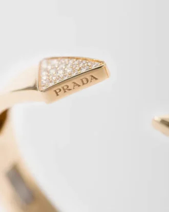 イエローゴールド製「エターナル ゴールド バングル ブレスレット」（パヴァ ダイヤモンド付き）