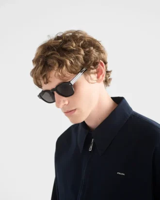 象徴的なメタルプレートをあしらったサングラス