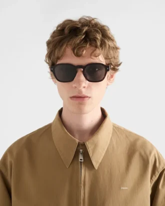 象徴的なメタルプレートをあしらったサングラス