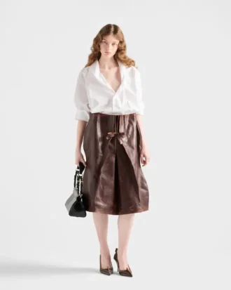 象徴的なメタルプレートをあしらったサングラス