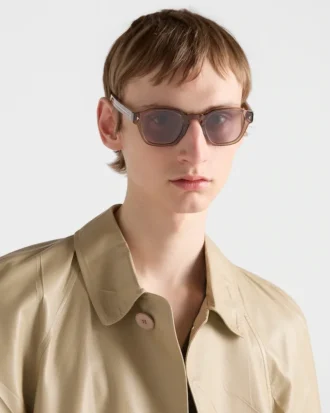 象徴的なメタルプレートをあしらったサングラス