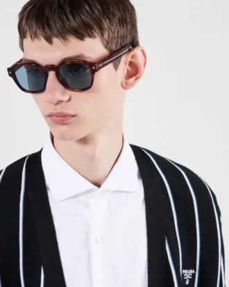 象徴的なメタルプレートをあしらったサングラス