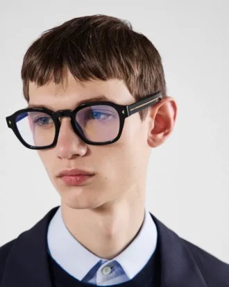 象徴的なメタルプレートをあしらったサングラス