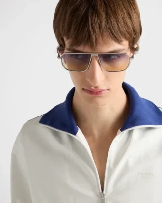 象徴的なメタルプレートをあしらったサングラス