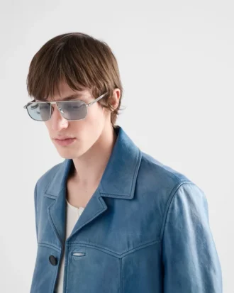 象徴的なメタルプレートをあしらったサングラス