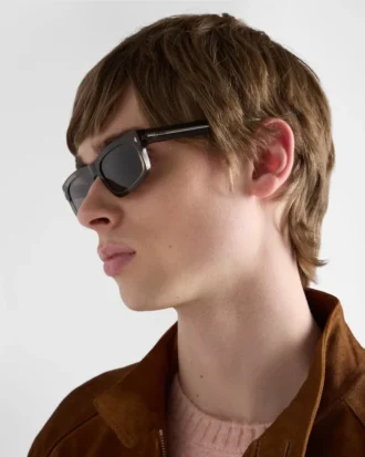 象徴的なメタルプレートをあしらったサングラス