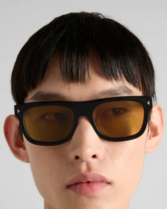 象徴的なメタルプレートをあしらったサングラス