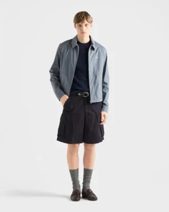 象徴的なメタルプレートをあしらったサングラス