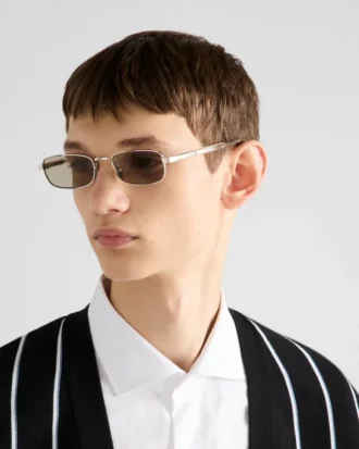 象徴的なメタルプレートをあしらったサングラス