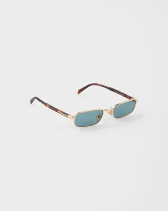 象徴的なメタルプレートをあしらったサングラス