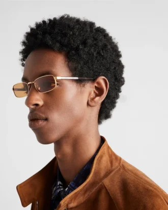 象徴的なメタルプレートをあしらったサングラス