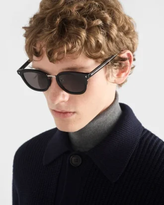 象徴的なメタルプレートをあしらったサングラス