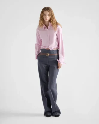 象徴的なメタルプレートをあしらったサングラス