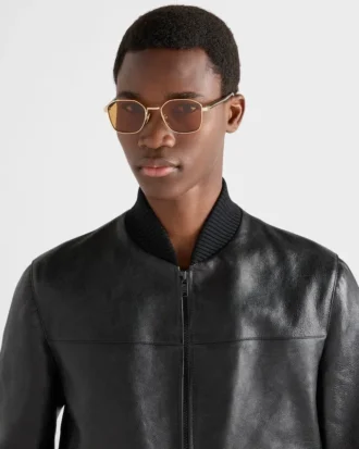 象徴的なメタルプレートをあしらったサングラス