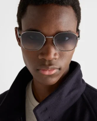 象徴的なメタルプレートをあしらったサングラス