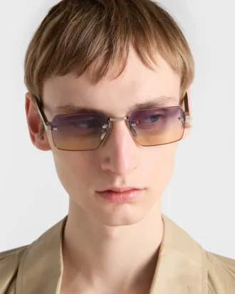 象徴的なメタルプレートをあしらったサングラス