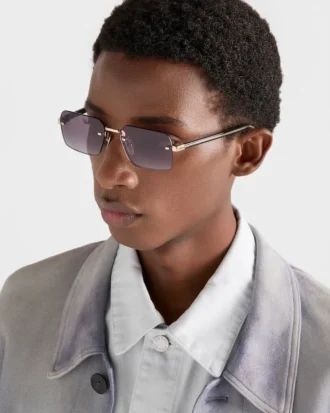 象徴的なメタルプレートをあしらったサングラス