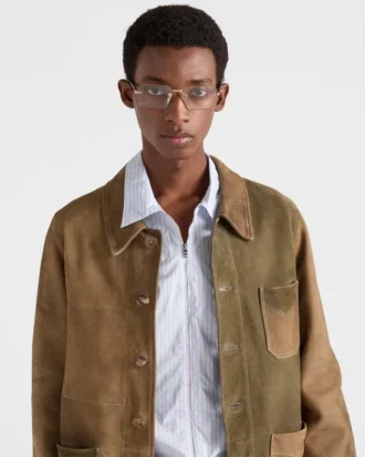 象徴的なメタルプレートをあしらったサングラス