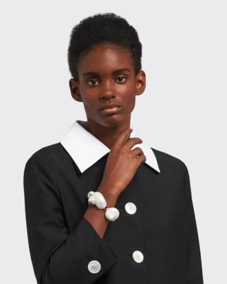 貝殻をあしらったシルバーブレスレット