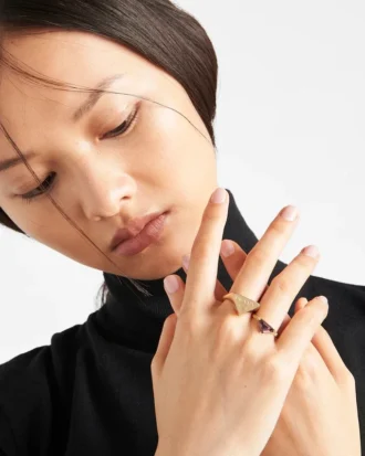 アメジストをあしらったイエローゴールドの「エターナル・ゴールド・チェーン・リング」