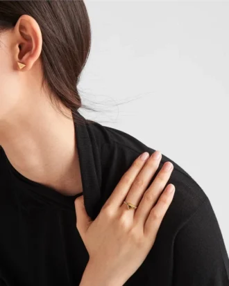 イエローゴールドとグリーンクォーツの「エターナル ゴールド チェーン リング」