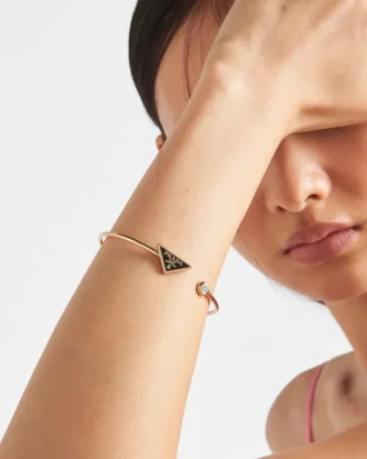 n a 2 2745 330x413 - イエローゴールド製「エターナル ゴールド」バングルブレスレット（ダイヤモンド付き）