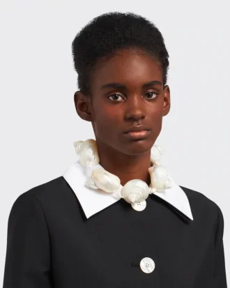 貝殻をあしらったシルバーチョーカー