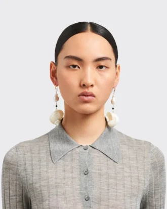 貝殻をあしらったシルバーイヤリング