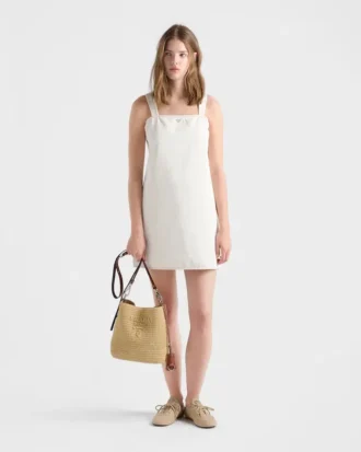 小さなクロシェとレザーのバケットバッグ