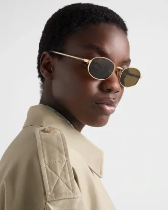 象徴的なメタルプレートをあしらったサングラス