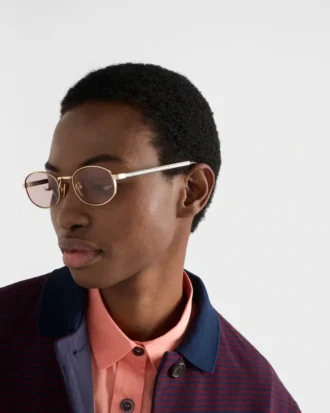 象徴的なメタルプレートをあしらったサングラス