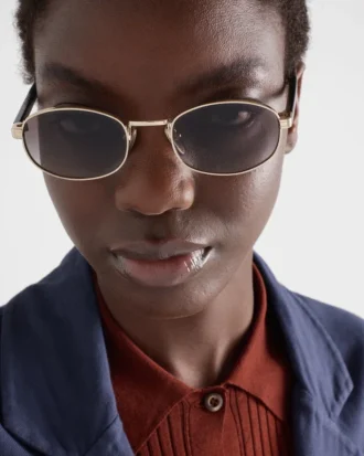 象徴的なメタルプレートをあしらったサングラス