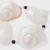 貝殻をあしらったシルバーブレスレット