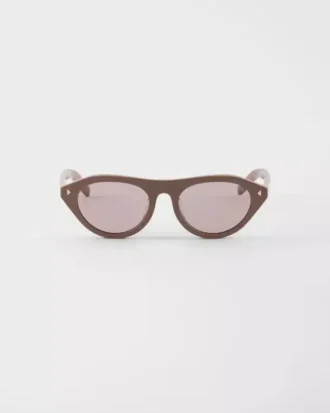 アイコニックなメタルプレートをあしらったPradaのサングラス