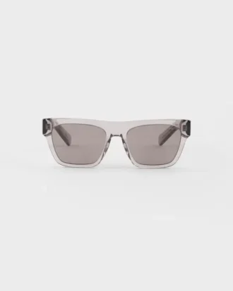 Pradaロゴ入りサングラス