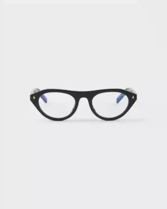 アイコニックなメタルプレートをあしらったPradaのサングラス