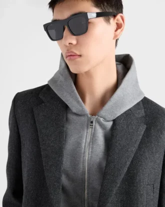 Pradaロゴ入りサングラス