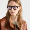アイコニックなメタルプレートをあしらったPradaのサングラス