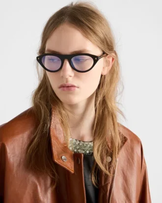 アイコニックなメタルプレートをあしらったPradaのサングラス