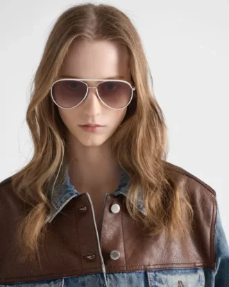 アイコニックなメタルプレートをあしらったPradaのサングラス